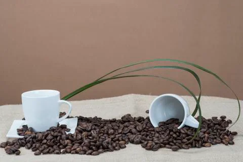 Cups of coffee on the beans Foto stock