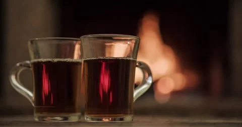 Cups with hot tea in front of the burning warm fireplace. Close up. Dolly shot. Vidéo 42125024