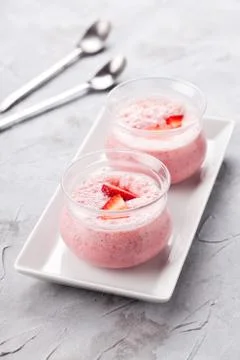 Cups Of Strawberry Mousse Foto stock