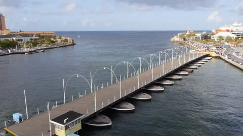 Curacao floating bridge closing Stockbeeldmateriaal 32155378
