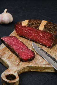 Cured beef ham on cutting board Foto stock