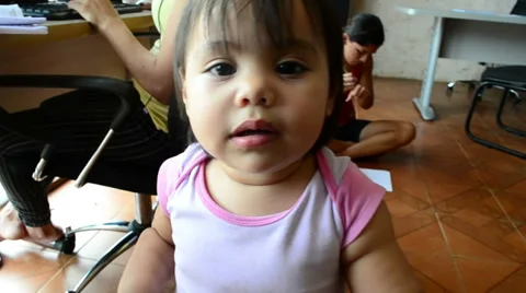 Curious child with camera 库存影片 34735758