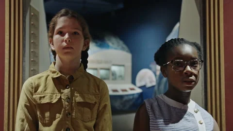 Curious diverse girls exploring a space museum exhibition Vídeo Stock 334097914