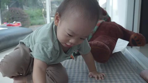 Curious Toddler Exploring Indoor Space Vidéo 344032019