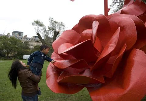 A Curious Visitor Examines Will Rymanas Icon In The Frieze Sculpture Park. Sculp Fotos de archivo