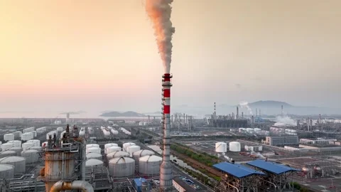 Curling fire and cumin smoke filling the sky. Smoking chimneys from the factory Video stock 324872899