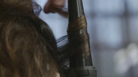 Curling Iron in Use Vidéo 70796387