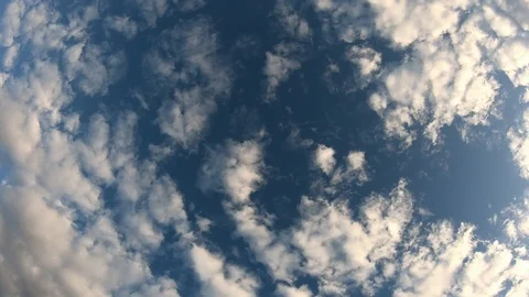 Curly clouds slowly run in the sky in a sunny day in autumn in Munich, Germany 스톡 동영상 119773194