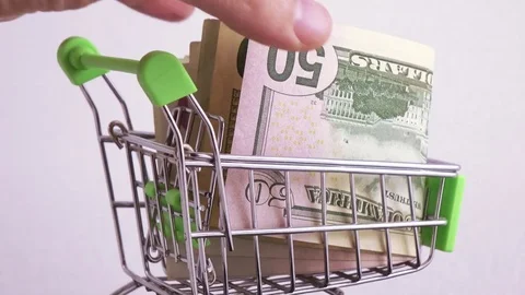Currency exchange in the basket Vídeos de archivo 75470664