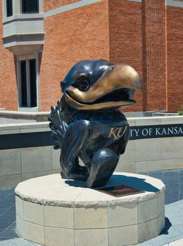Current Bronze KU Jayhawk Statue at Ascher Plaza Stockfoto's