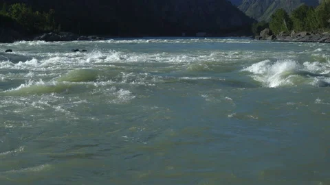 The current of a mountain river. Video stock 93122764