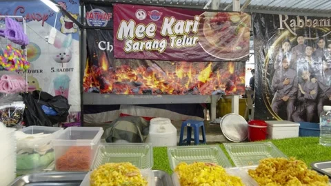 Curry Noodle with Fried Eggs stall at the Thailand Halal Food Festival. Stock Footage 244617532