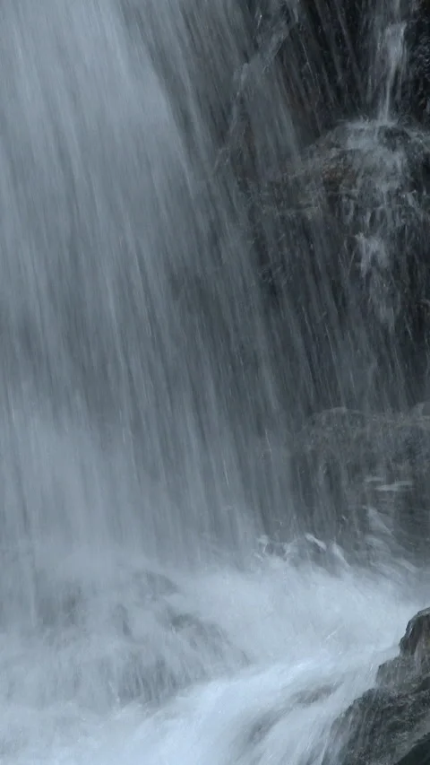 Curtain of Falling Water Close Up Vertical Video 库存影片 346068900