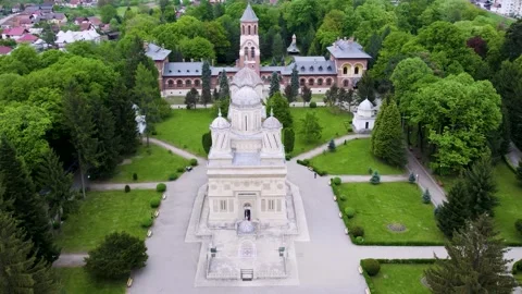Curtea de Argeș Cathedral – Orbiting Aerial Movement Vídeos de archivo 326186044