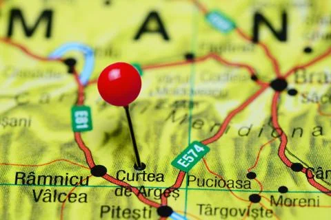 Curtea de Arges pinned on a map of Romania Foto stock