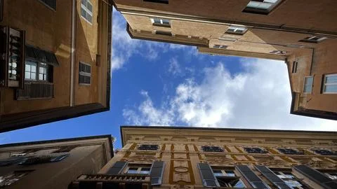 Curtile rectangular with view of sky, windows and clouds Foto stock