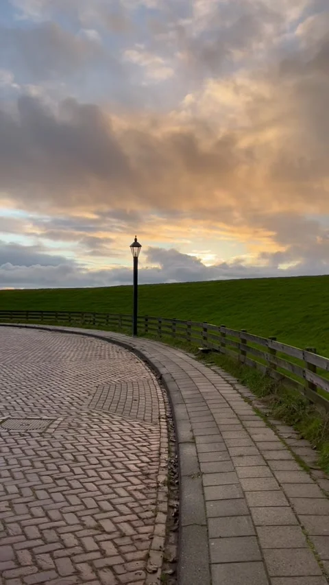 Curved cobblestone path and lamppost at sunset in the Netherlands. Stock-Footage 341366291