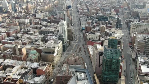 Curved Copper Tower and White Gallery Blocks on Quiet Bowery Street Vidéo 126903815