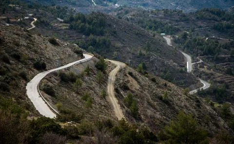 Curved mountain empty road. Forest dangerous asphalt rural road Stock-Fotos
