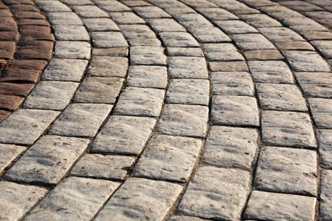 Curved path in the shape of a wave. Concrete paving slabs of different shapes Foto stock