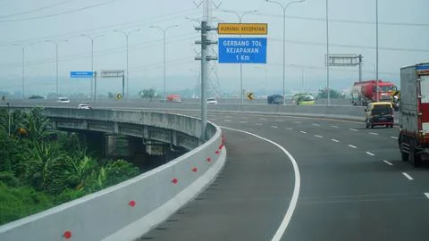 The curved road of the Trans Java Toll Road during the day Stock-Fotos