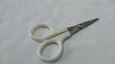 Curved scissors cut the embroidery thread Foto stock