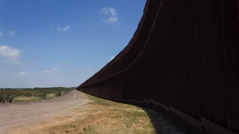 Curved Shadow of the US-Mexico Border Fence Vídeo Stock 94670851