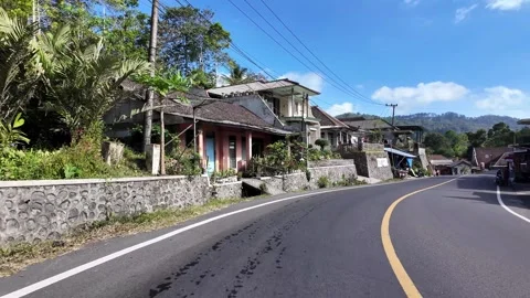 Curving Mountain Road Through Traditional Pronojiwo Village Homes Stockbeeldmateriaal 345143335