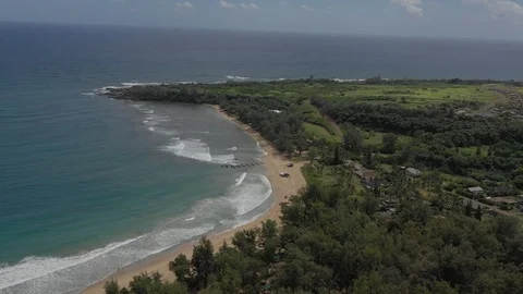Curving sand beach and reef on the east shore of Kauai 库存影片 96047305