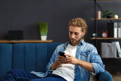 Curvy guy using smartphone and smiling. Happy man using mobile phone apps Foto stock
