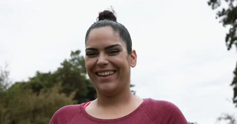 Curvy woman smiling in camera while doing jogging routine outdoor Stockbeeldmateriaal 153462098