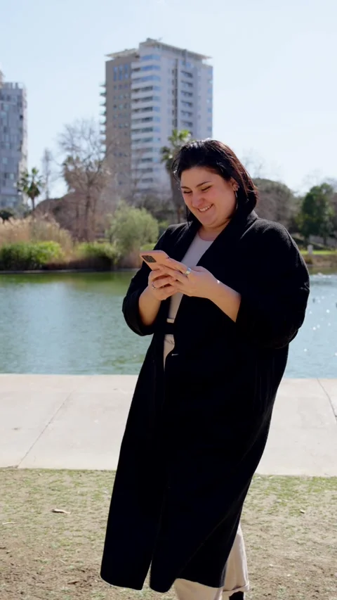 Curvy woman using phone while walking Video stock 270701790