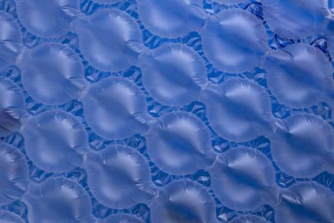 Cushions bubble wrap on blue background, abstract texture backdrop for prod.. Foto stock