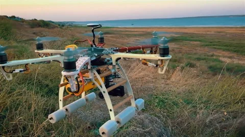 Custom hexacopter drone flies in the sky. Slow motion. Vídeo Stock 67496739