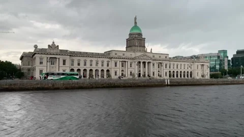 The Custom house building. Traffic in front. Dublin, Ireland Stock-Footage 265981166