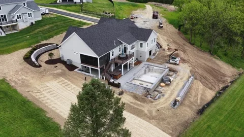 Custom luxury home construction site, in-ground pool installation, landscaped Vídeo Stock 338704426