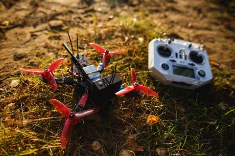 Custom made FPV drone lying on the ground before the flight. Foto stock