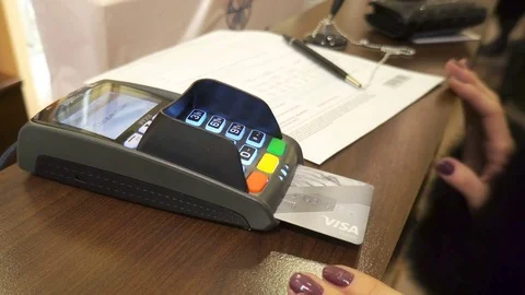 Customer enter code at credit card payment terminal Stock Footage 72432121