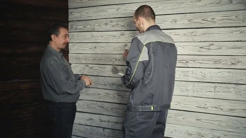 The customer gives instructions to the Builder Vídeo Stock 83484803