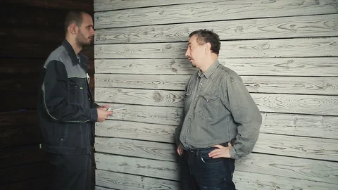 The customer gives instructions to the Builder Vidéo 88440118