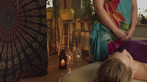 Customer Interview. Masseuse talks to the client before the procedure. Vidéo 131520952