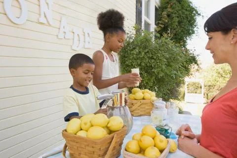 Customer at lemonade stand Stockfoto's