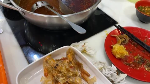 Customer looking at plat and dish on table after dinner Suki Teenoi Restaurant. Vídeos de archivo 254364269
