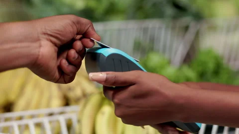 Customer Makes Contactless POS Card Payment at Fresh Produce Market 库存影片 345837046