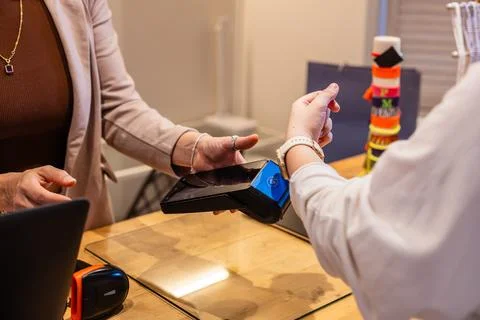 Customer making contactless payment with smartwatch in store Stock-Fotos