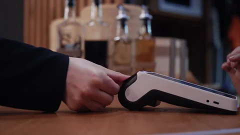 Customer making contactless payment using credit card and fingerprint Vidéo 323094722