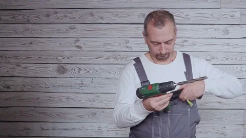 The customer is pays for work of the builder 스톡 동영상 81941638