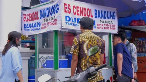 Customer queue for buying cendol ice an Indonesia traditional iced dessert Stock Footage 237813907