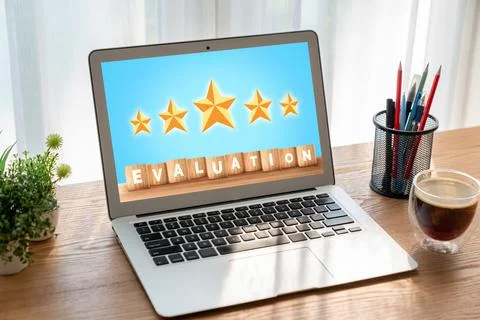 Customer satisfaction and evaluation analysis on modish software computer Foto stock