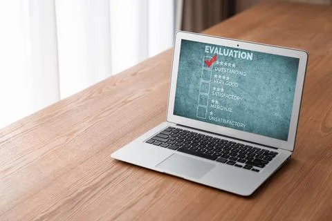 Customer satisfaction and evaluation analysis on modish software computer Foto stock